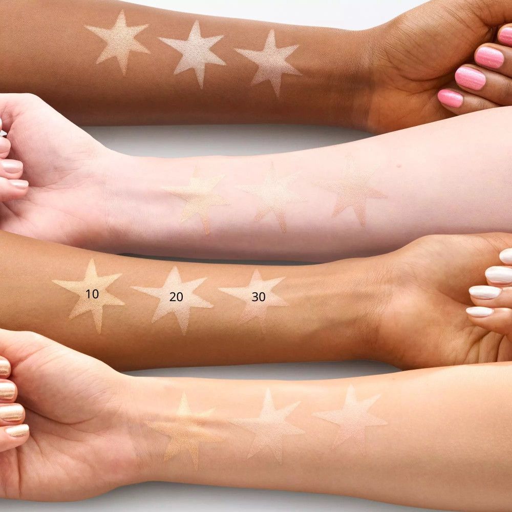 Armen met highlighter-swatches in stervorm. Verschillende huidtinten. Cijfers 10, 20, 30.