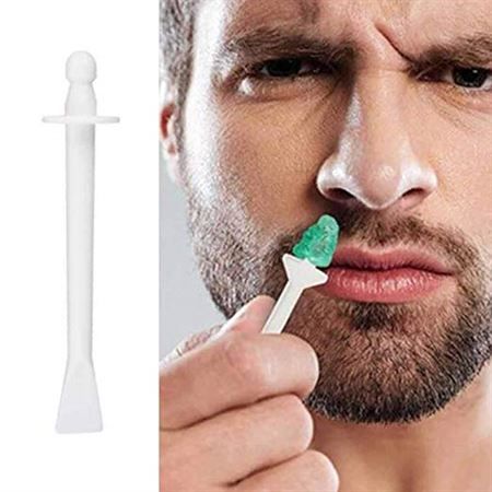 Close-up van een man die een neuswaxstick met wax vasthoudt.