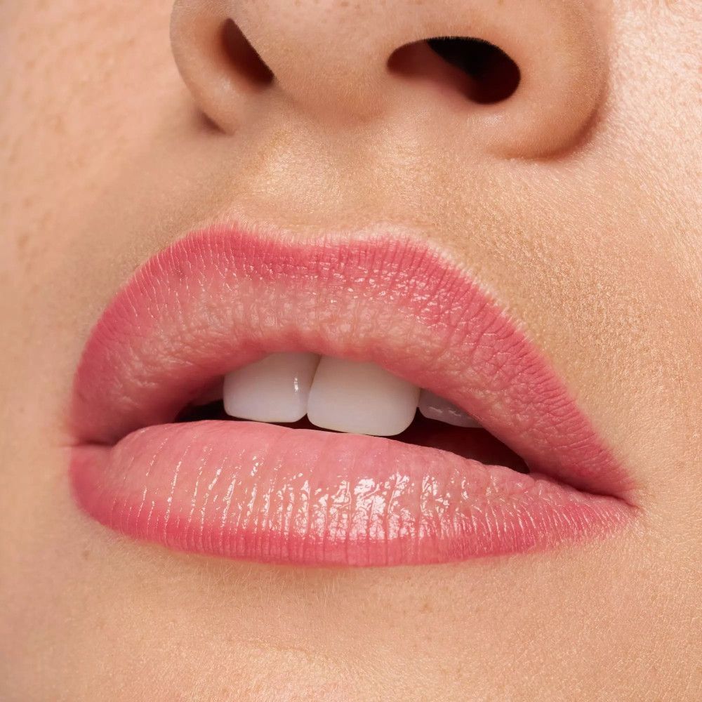 Close-up van lippen met roze lippenstift.