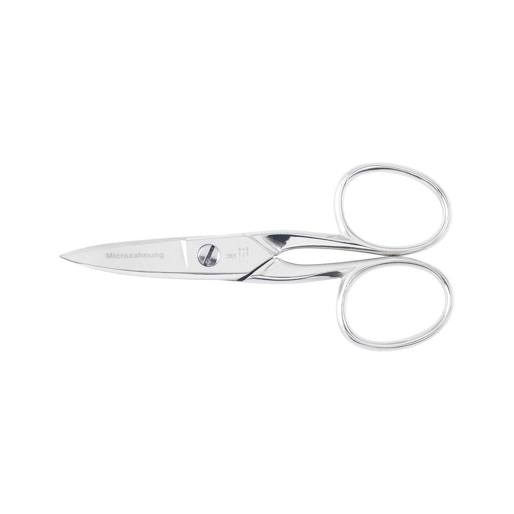Nagelschaar met gebogen handgrepen. Glanzende metaalkleur. De tekst "Microzeichnung" is zichtbaar op de schaar.