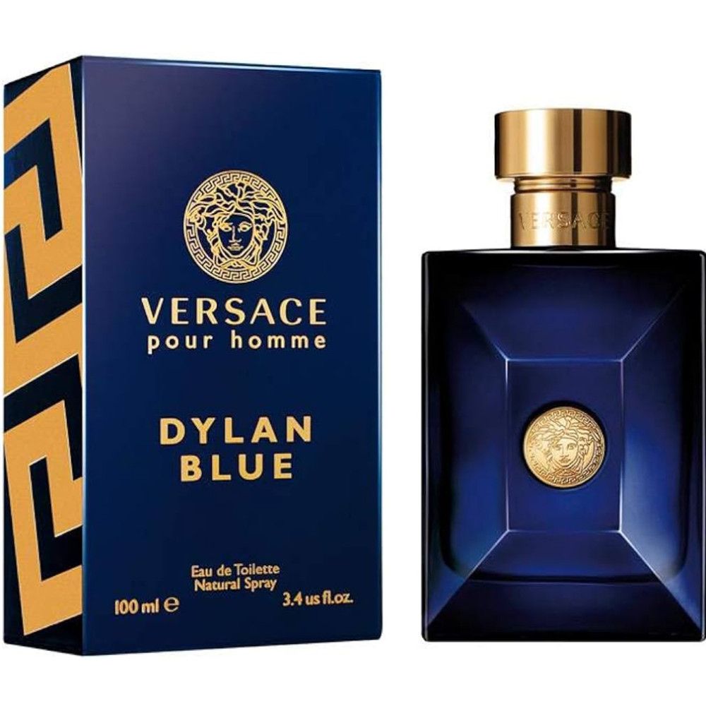 Blauw parfumflesje en doos. Gouden dop. Opschrift: Versace pour homme Dylan Blue. Medusa-logo.