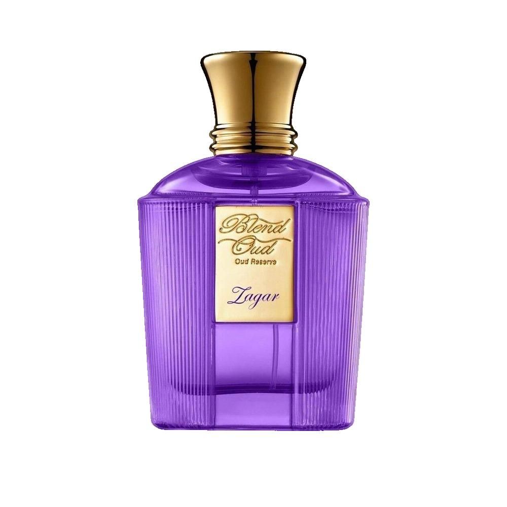 Flacon de parfum violet avec bouchon doré. Inscription : Blend Oud Zagar. Structure en verre cannelé.