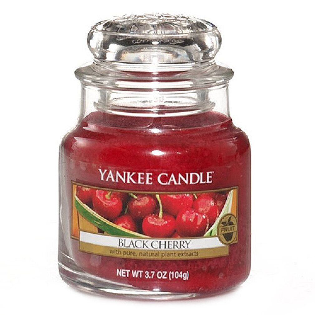 Kleine Yankee Candle geurkaars Black Cherry in glas met deksel. Rode was, etiket met kersenafbeelding.