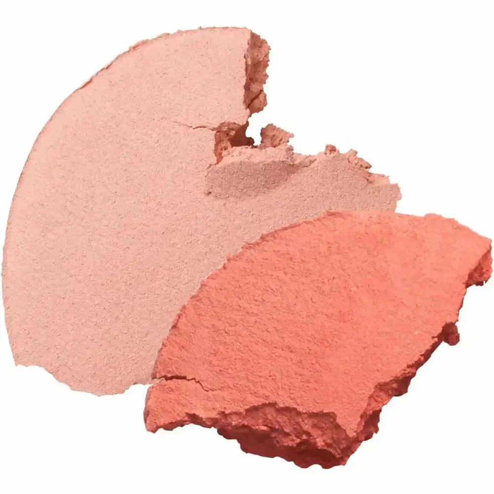 Twee delen van een gebroken blush. Eén deel lichtroze, de andere koraal.