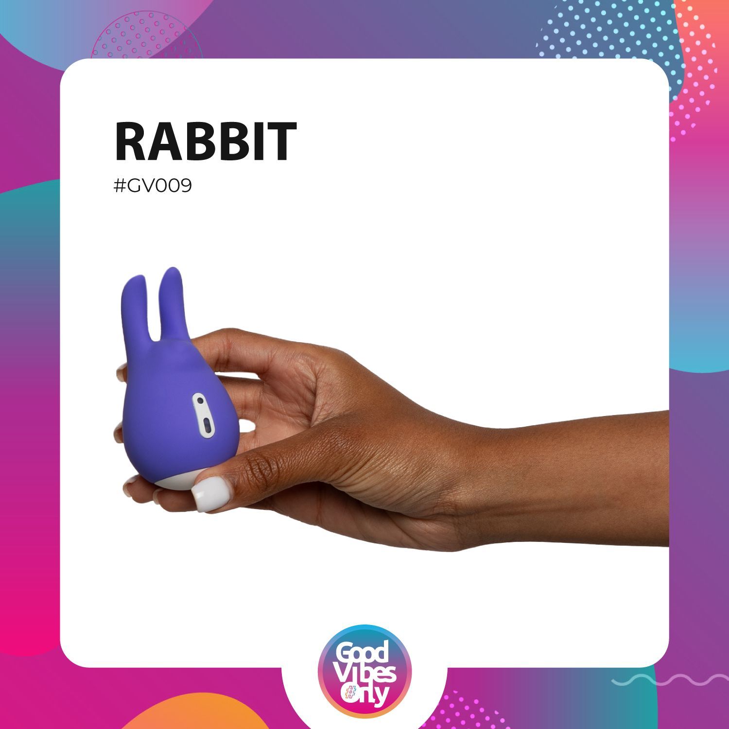 Paarse vibrator met konijnenoren in hand. Merk: Good Vibes Only. Roze-blauwe achtergrond.