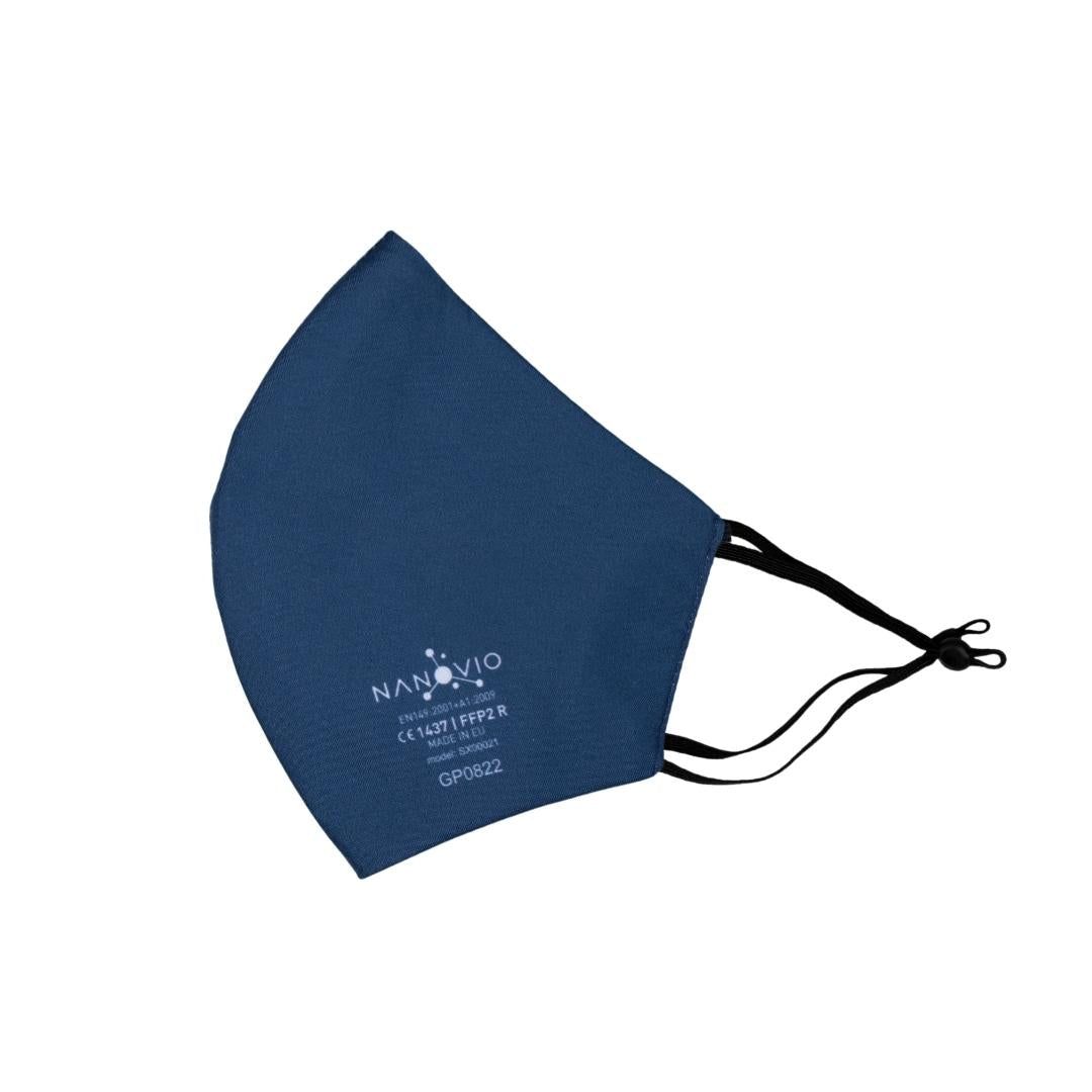 Donkerblauw masker met zwarte riemen. Op het masker is het witte logo en tekst te zien: NANOVIO, EN149:2001+A1-2009, CE 1437, FFP2 R, MADE IN EU, GP0822.