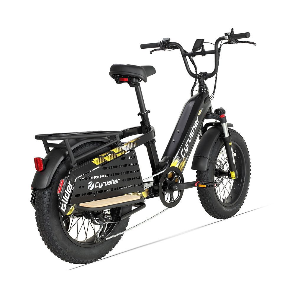 Zwarte elektrische cargofiets met gele accenten. Dikke banden, bagagedrager en "Cyrusher Glider" tekst.