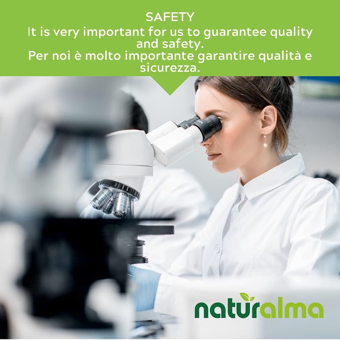 Scientifique en laboratoire, microscope. Logo Naturalma.