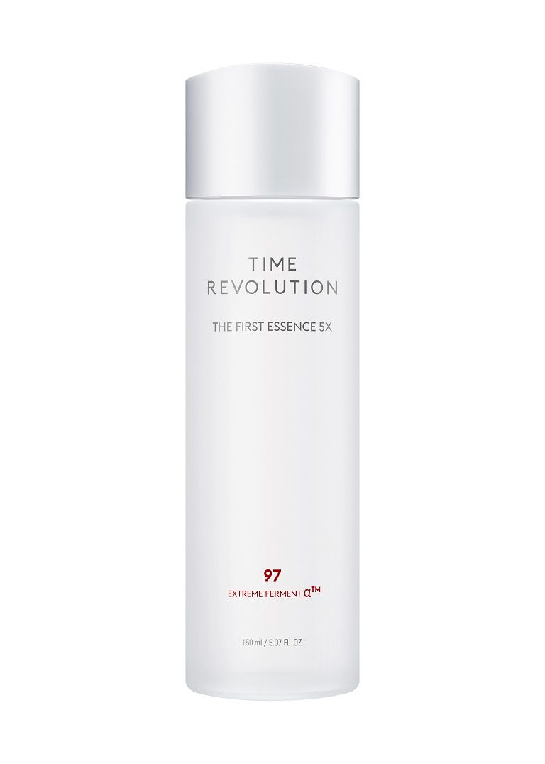 Witte fles met zilveren dop. Opschrift: Time Revolution, The First Essence 5X. Rode tekst: 97 Extreme Ferment Q. 150 ml.