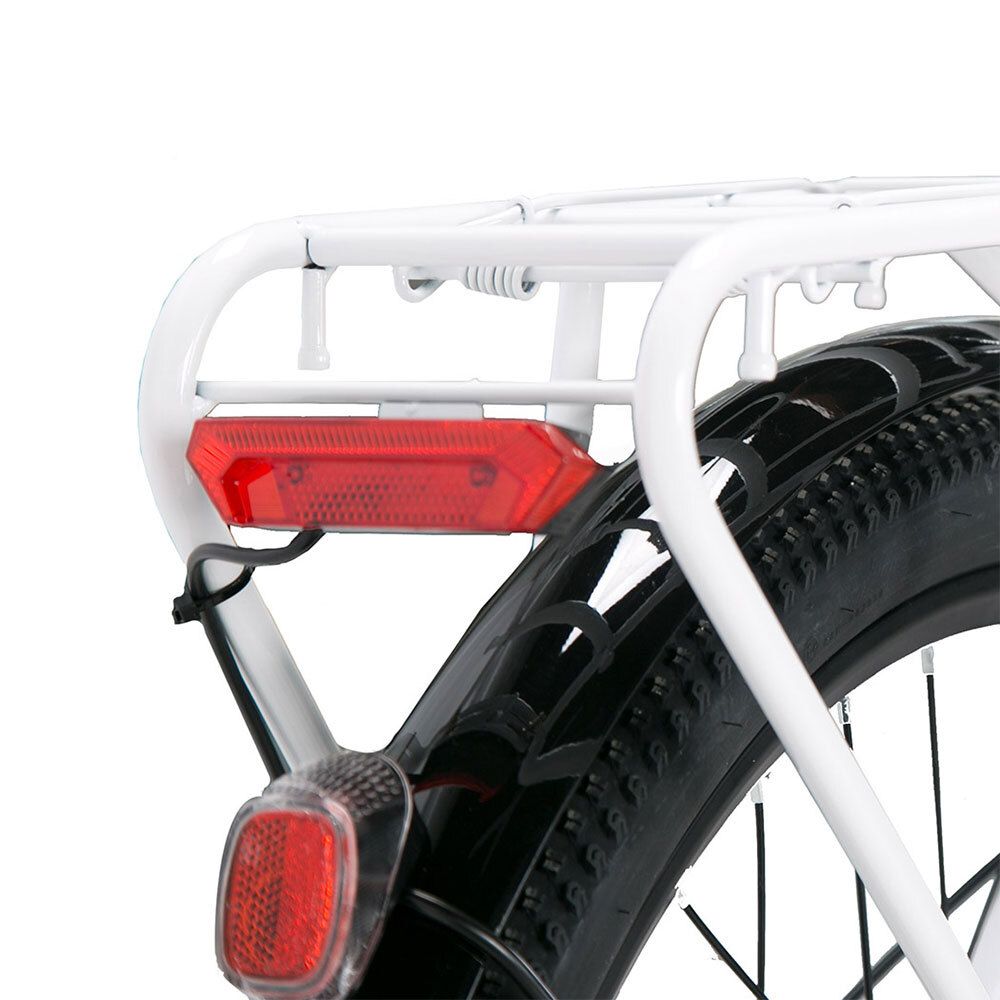 Close-up van de bagagedrager en het achterlicht van een witte elektrische fiets. Zwarte banden en spatbord.