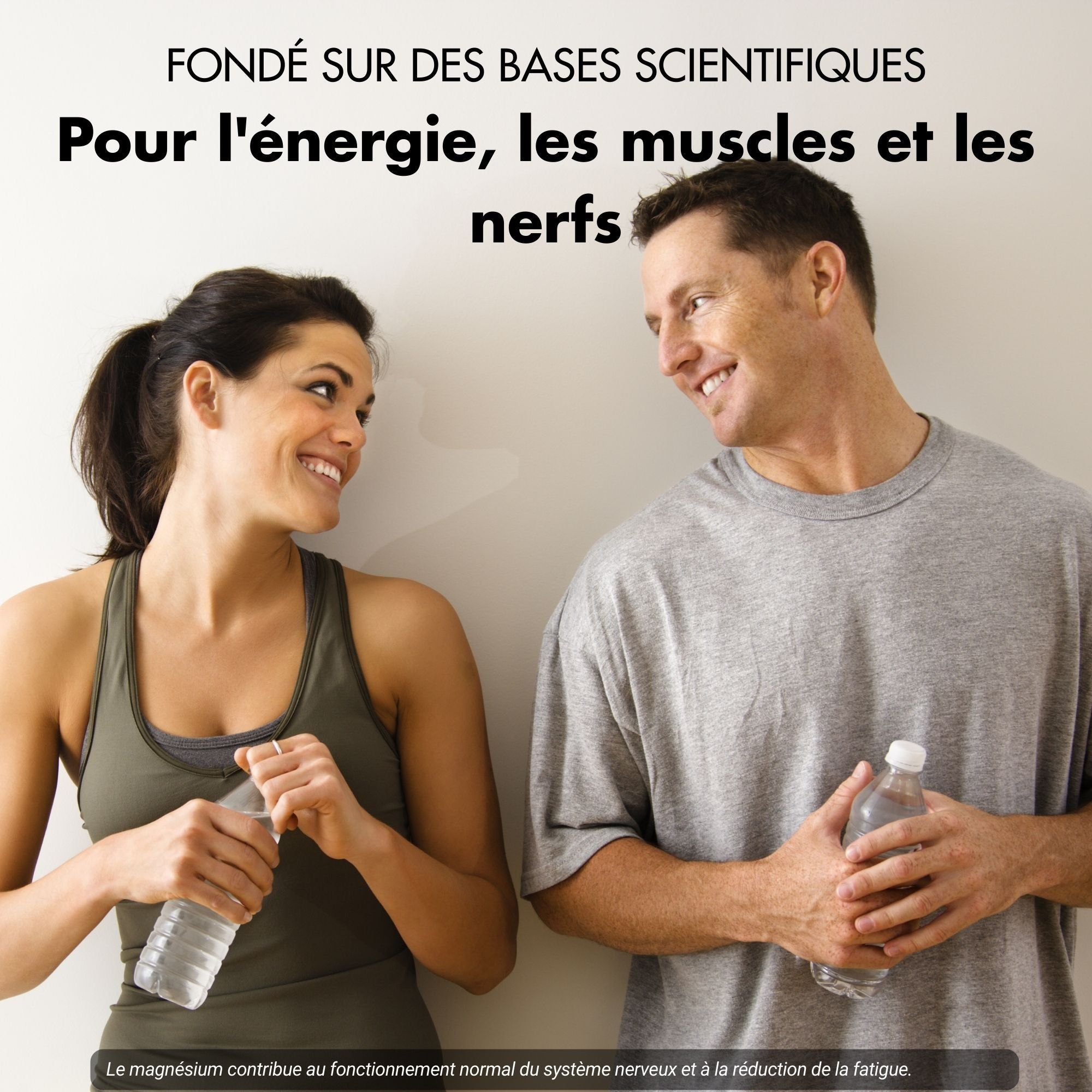 Couple avec bouteilles d'eau. Femme en tenue de sport, homme en t-shirt gris. Fond blanc.