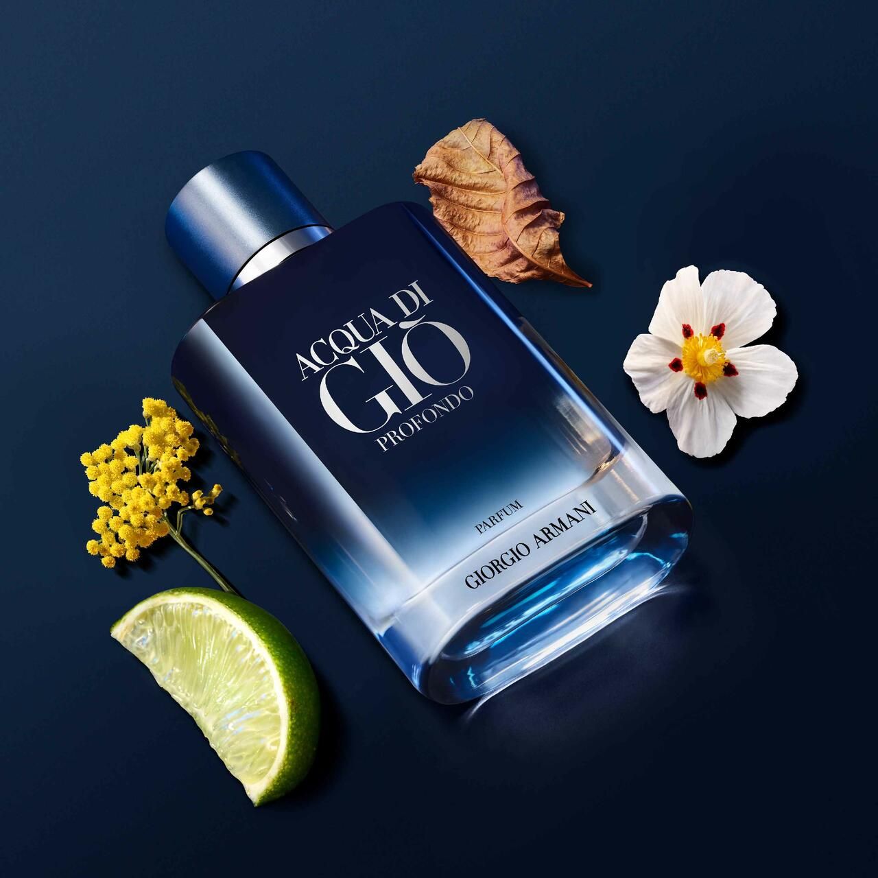 Glazen fles met blauwe vloeistof. ACQUA DI GIO PROFONDO, Parfum, Giorgio Armani. Met decoratie.