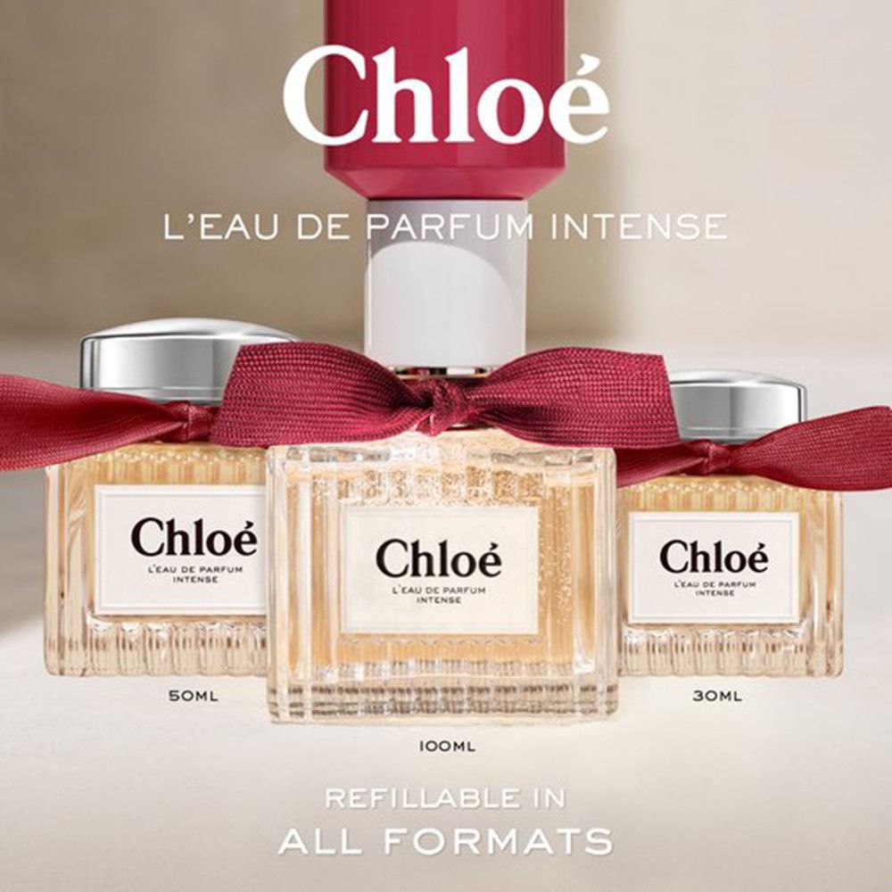 Trois flacons, bouchons argentés, nœuds rouges. Inscription: Chloé L'Eau Parfum Intense. Tailles: 30ml, 50ml, 100ml.