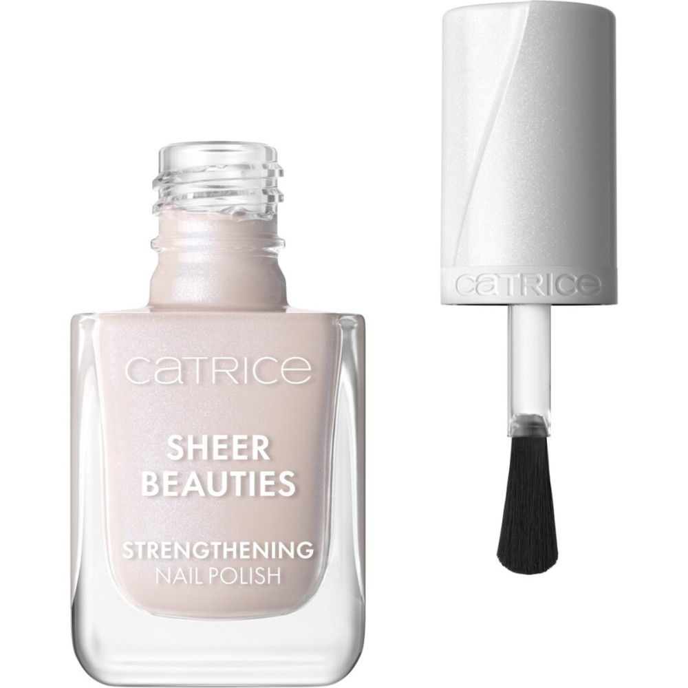 Flacon de vernis à ongles ouvert avec pinceau. Inscription : Catrice, Sheer Beauties, Strengthening Nail Polish. Teinte rose.