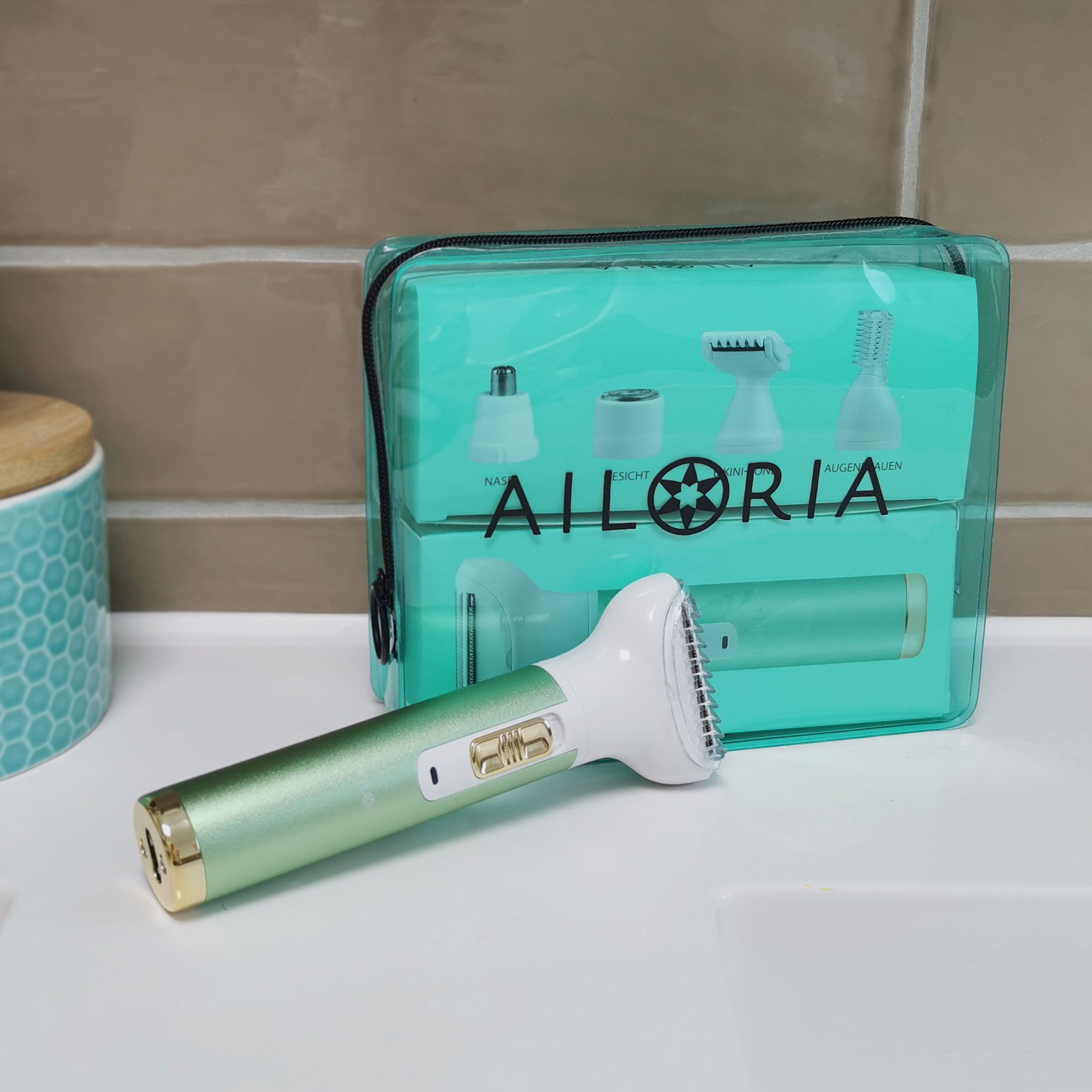 Rasoir et emballage. Design vert et blanc. Accessoires illustrés. Logo AILORIA.