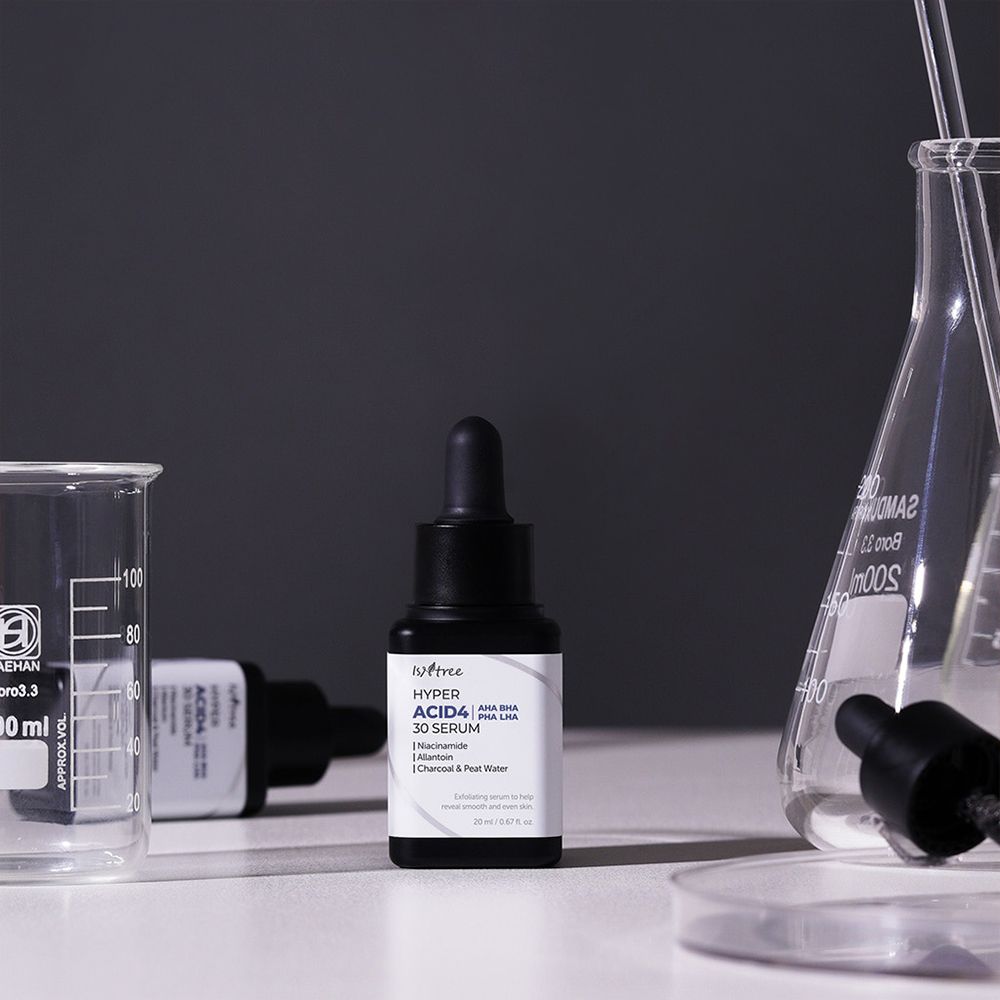 Serumfles met laboratoriummateriaal. Opschrift: ISNTREE Hyper Acid4 30 Serum. Bevat AHA, BHA, PHA, LHA, Niacinamide, Allantoïne.