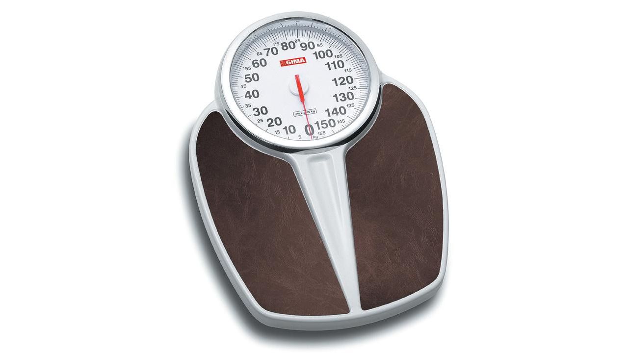 Balance personnelle avec grand cadran. Cadre métallique, surface brune. Cadran rond avec aiguille rouge. Échelle jusqu'à 150.