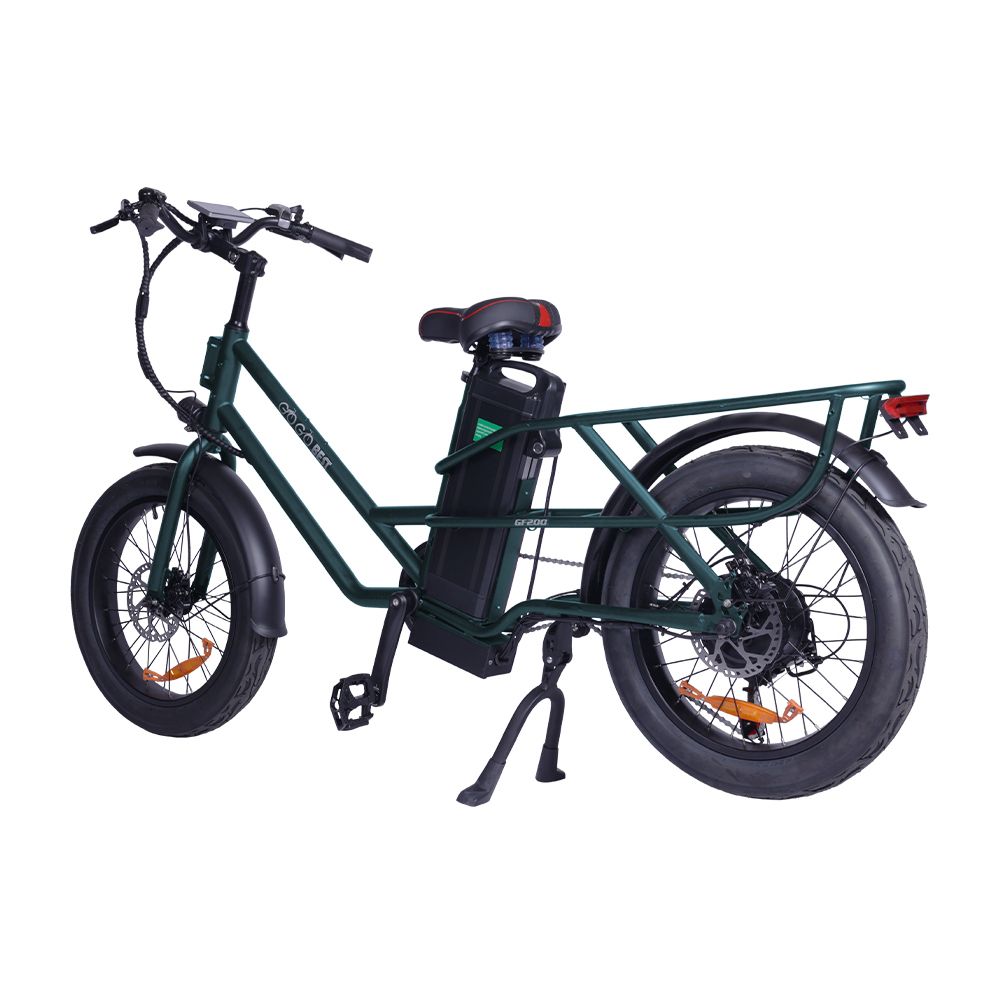 Groene elektrische bakfiets met zwarte bagagedrager en banden. Accu op frame. GOGOBEST-opschrift.