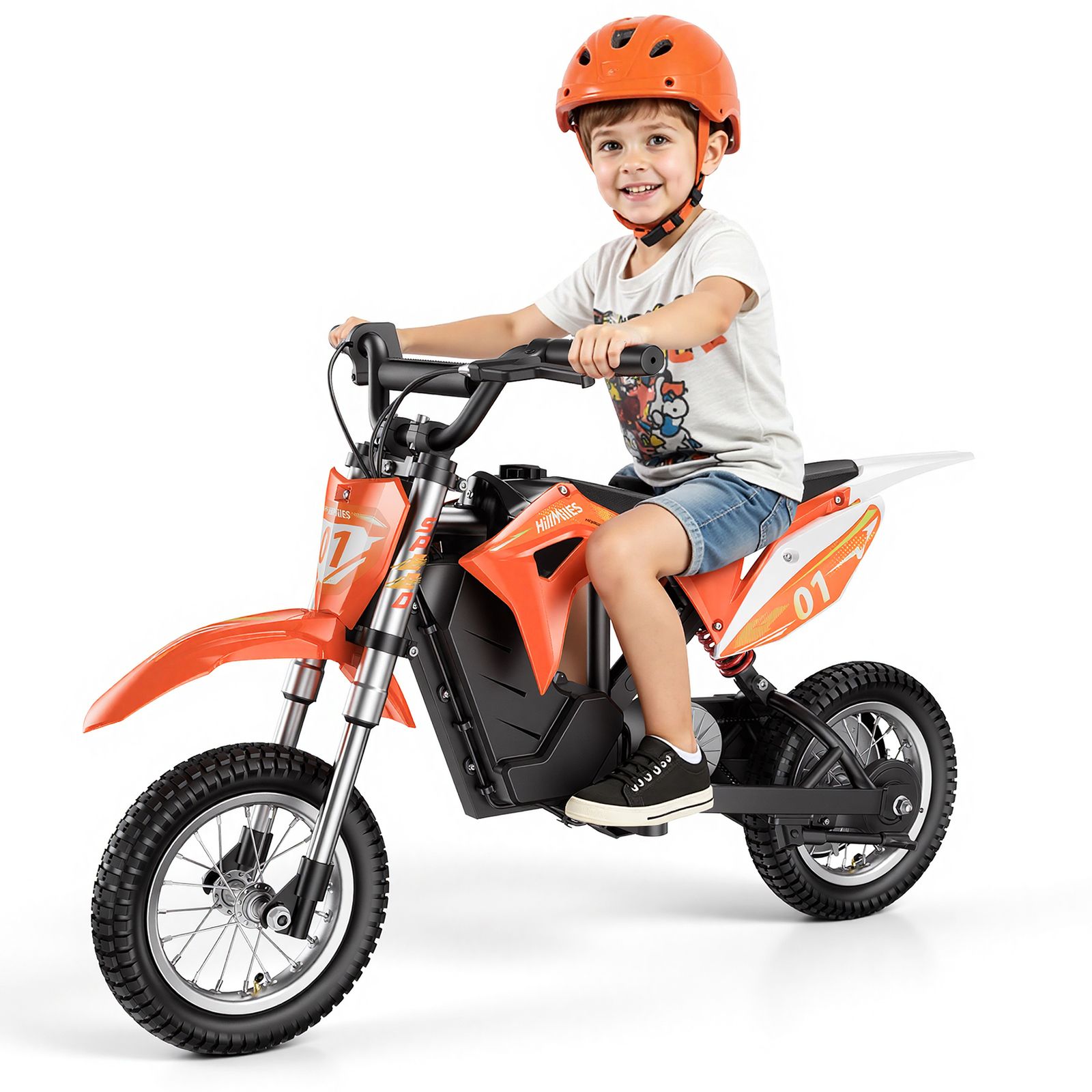Kind op oranje elektrische crossmotor. Kind draagt helm. Zwarte banden, stuur en zadel. Nummer 01.