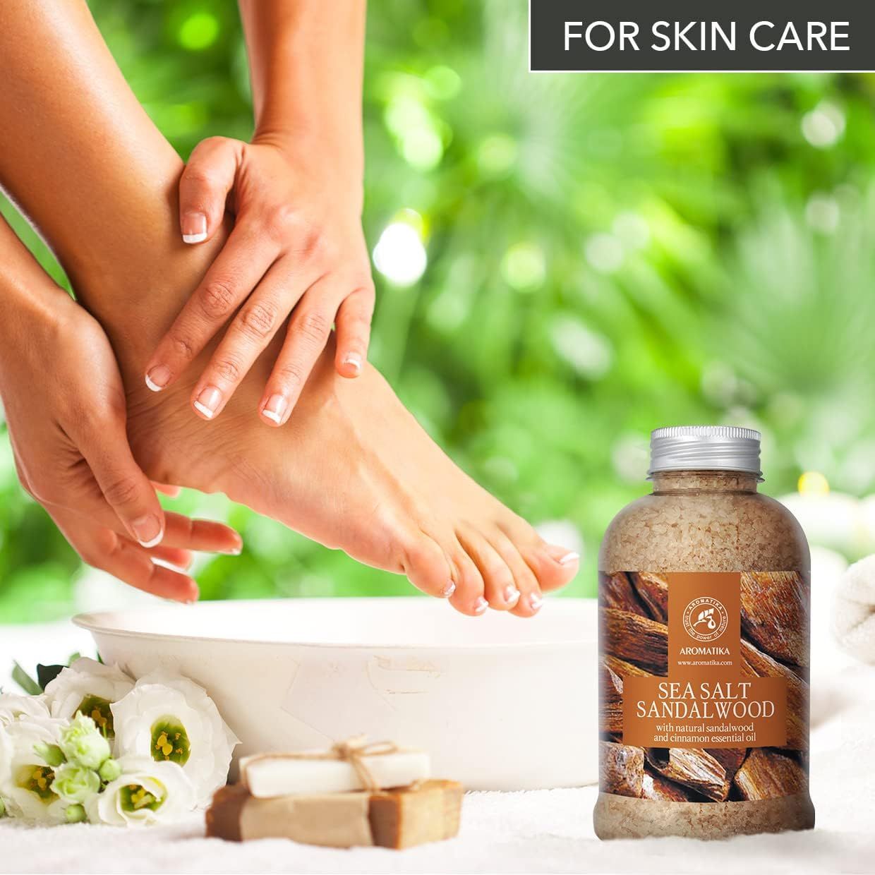 Mains soignant les pieds avec sel de bain AROMATIKA bois de santal et morceaux de savon.