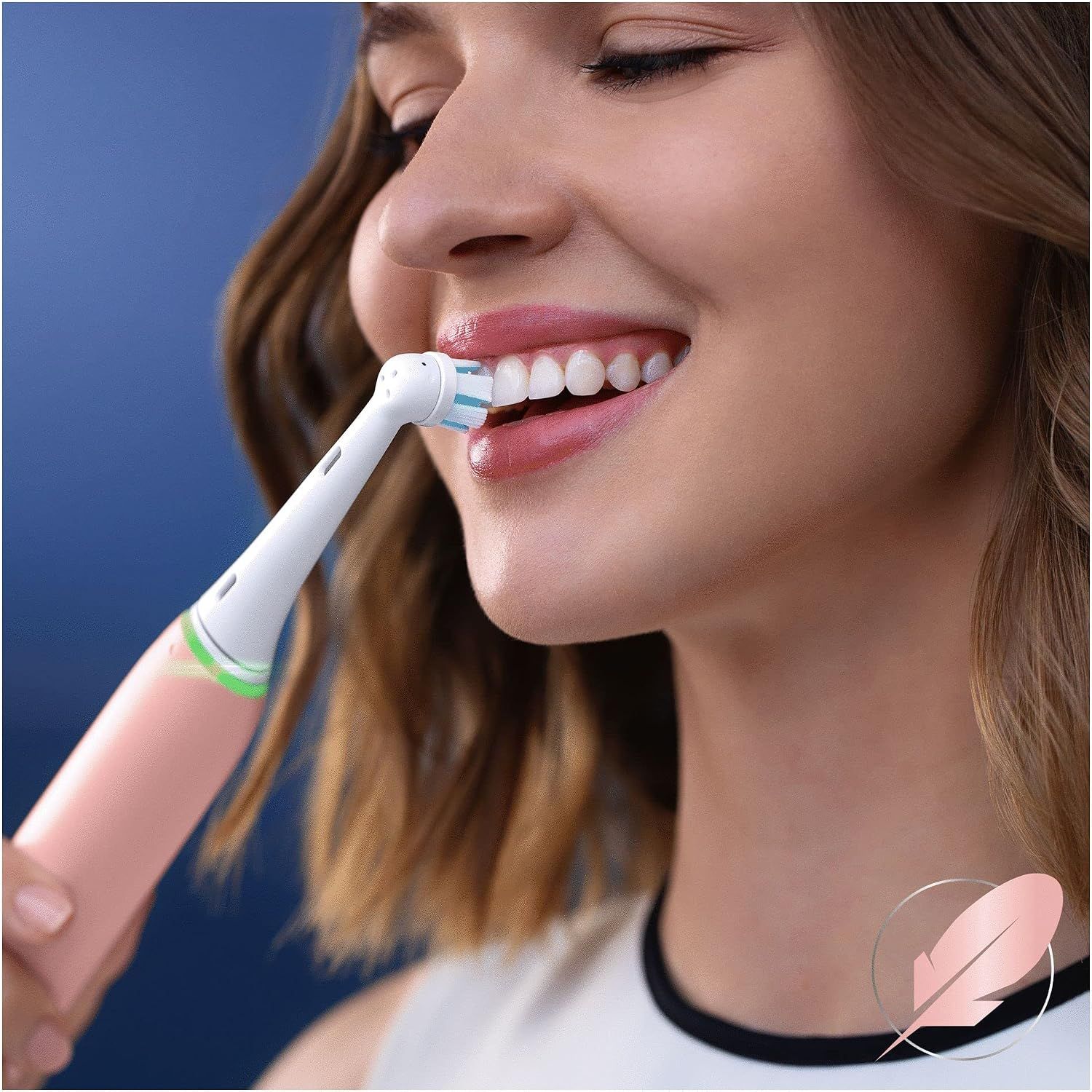 Femme se brossant les dents avec une brosse Oral-B iO et une brosse Sanfte Reinigung.