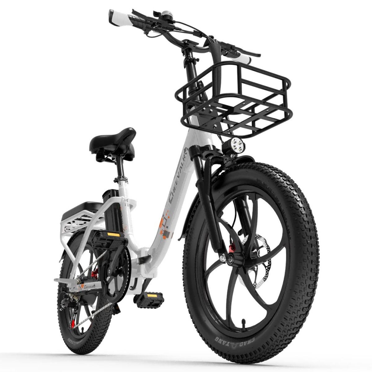 Witte elektrische fiets met zwarte mand, banden en details. Bagagerek, zadel en accu zichtbaar. "Cheevalry" logo.