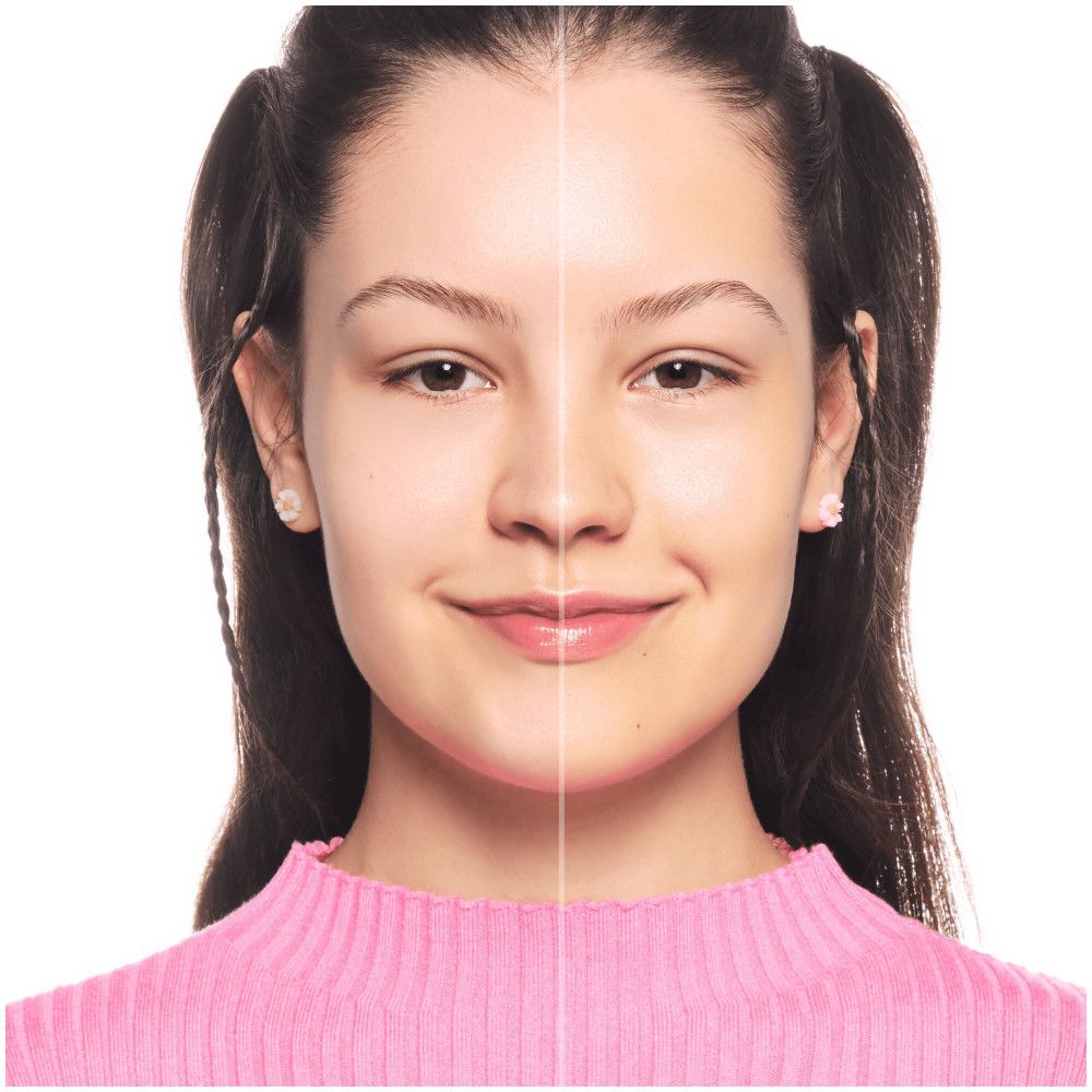 Visage d'une jeune femme divisé en deux. Une moitié avec primer, l'autre sans.