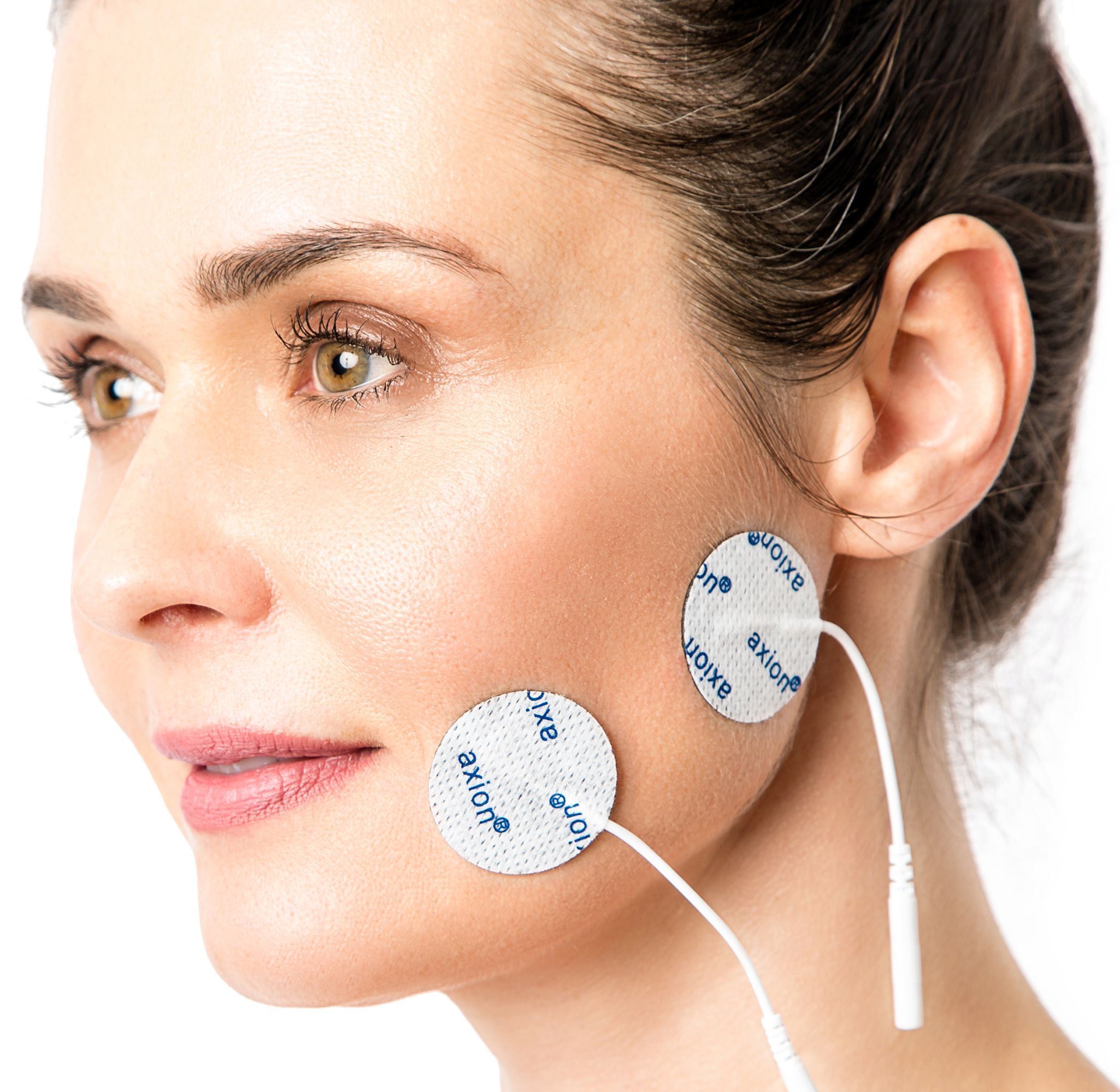 Vrouw met twee ronde elektrodenpads op de wang. Op de pads staat "axion".