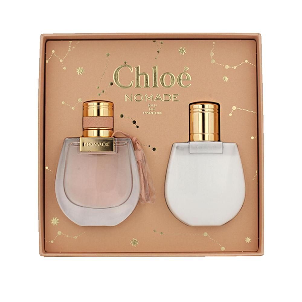 Geschenkset met twee Chloé Nomade flacons. Een parfumfles, een witte fles, in een beige doos met sterrenpatroon.