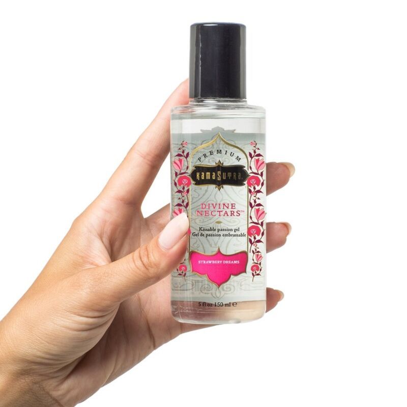 Petite bouteille de lubrifiant transparent, inscription "Divine Nectars" et "Kama Sutra".