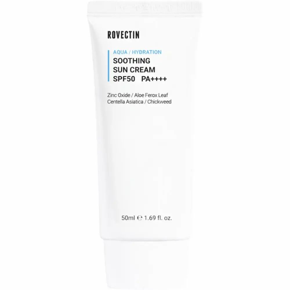 Witte tube ROVECTIN Aqua Soothing Sun Cream SPF50+ PA++++. Tekst: Aqua/Hydration, 50ml e 1.69 fl. oz.