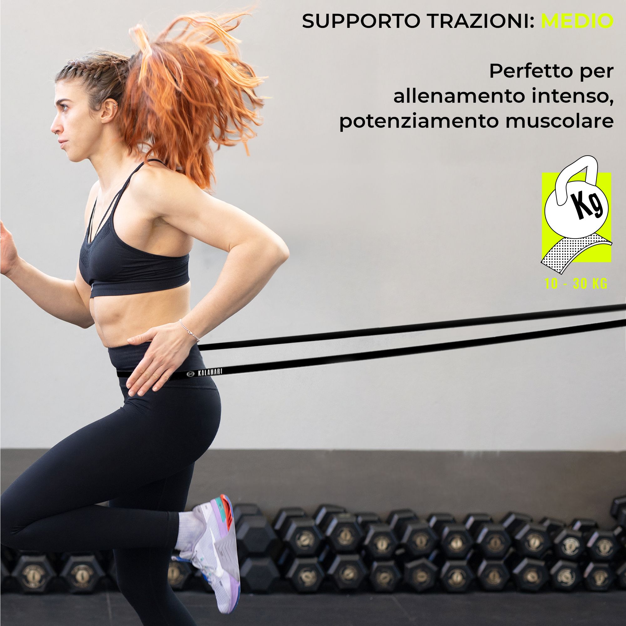 Vrouw traint met zwarte weerstandsband voor pull-ups. "Supporto Trazioni" en "10-30 KG".