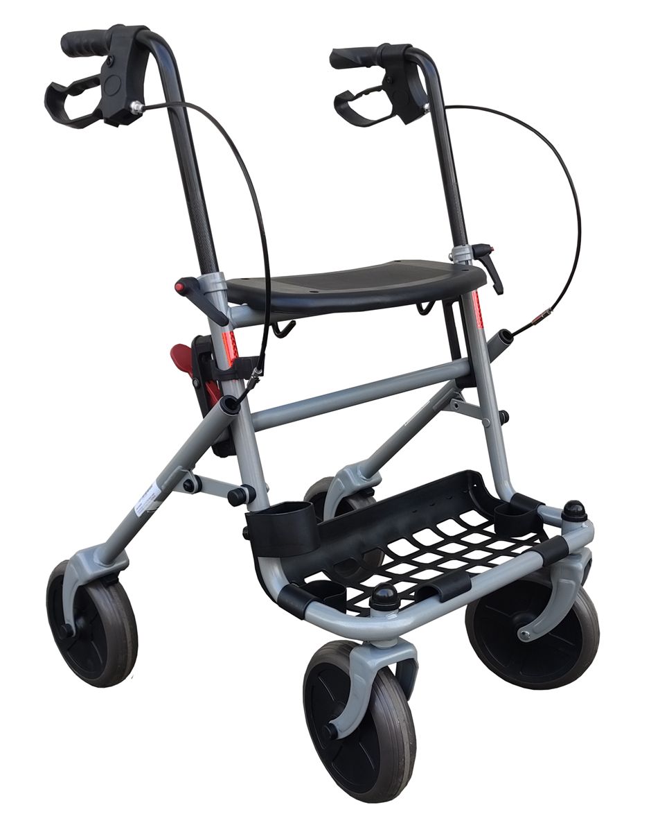 Déambulateur à 4 roues, siège et freins. Cadre métallique gris, assise et roues noires. Fond en filet.