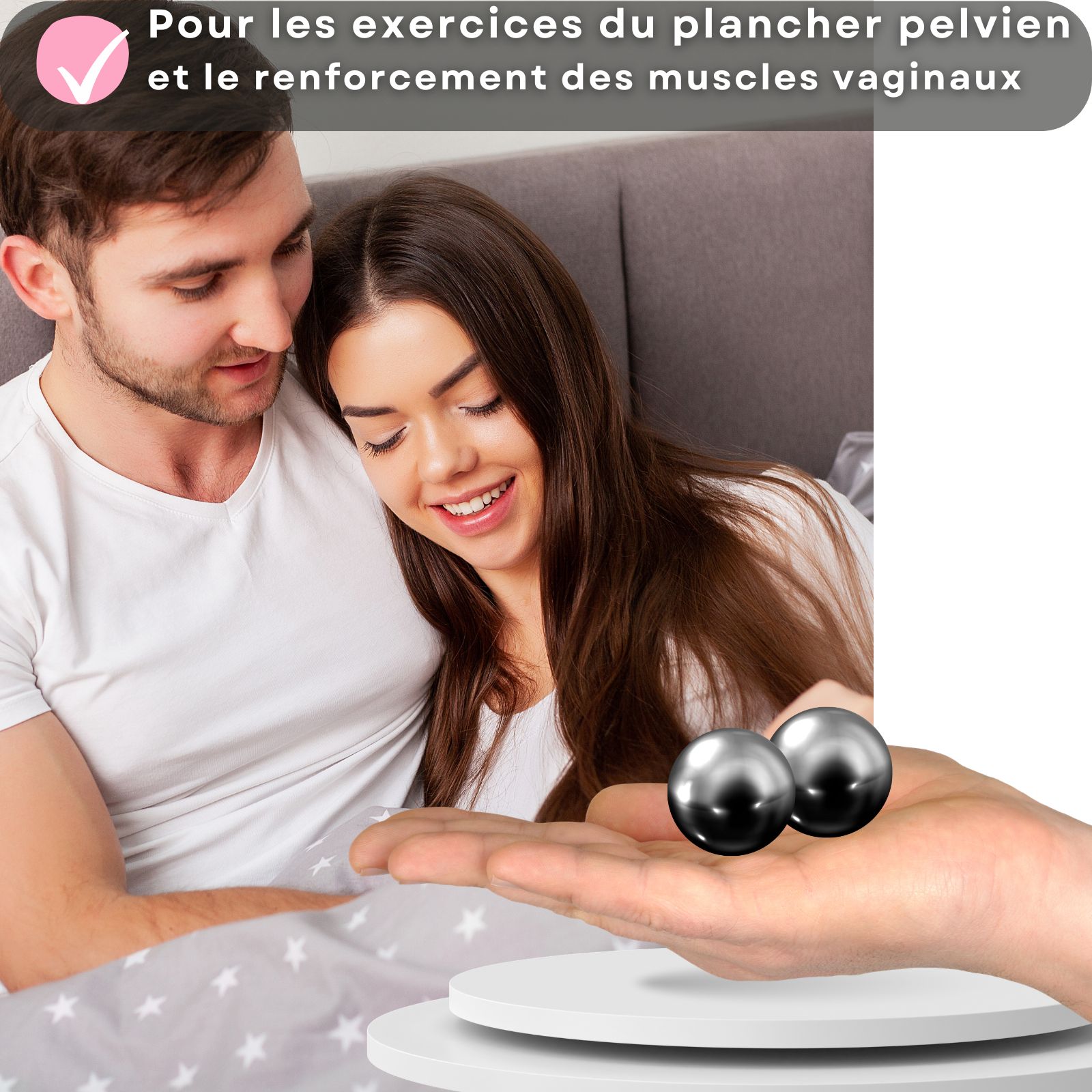 Deux sphères métalliques dans une main. Couple au lit. Texte : Pour exercices du plancher pelvien.