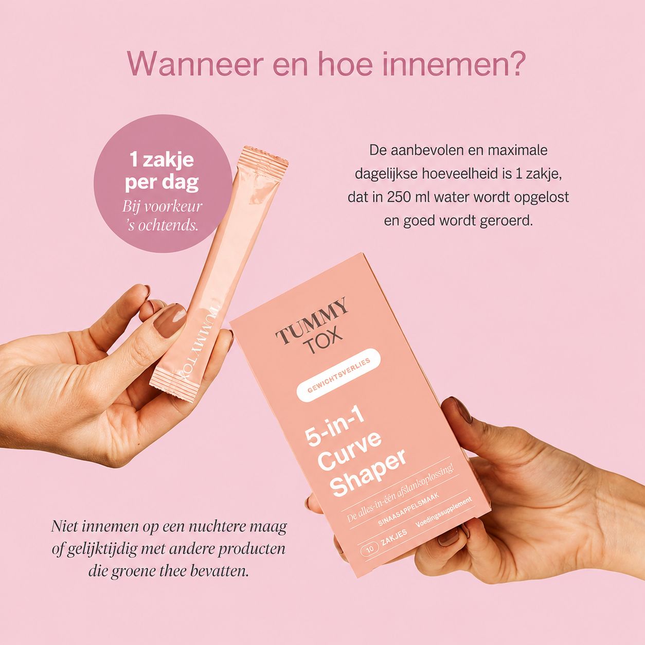 Een hand houdt een Tummy Tox 5-in-1 Curve Shaper doosje en een los zakje vast.