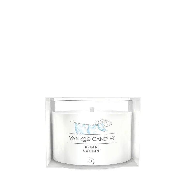 Bougie Yankee Candle Clean Cotton 37g dans son emballage. Cire blanche, emballage transparent.