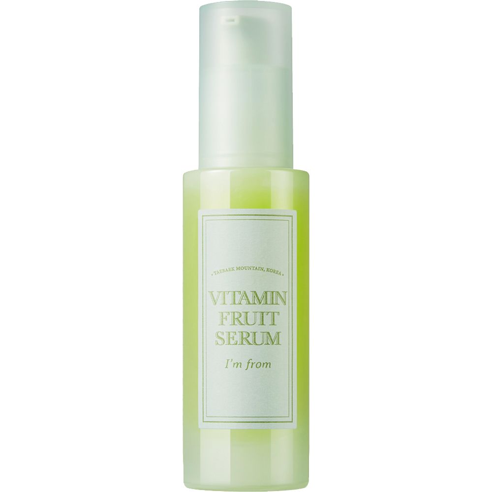 Groene fles met serum. Opschrift: Vitamin Fruit Serum, I'm from. Transparante vloeistof zichtbaar.