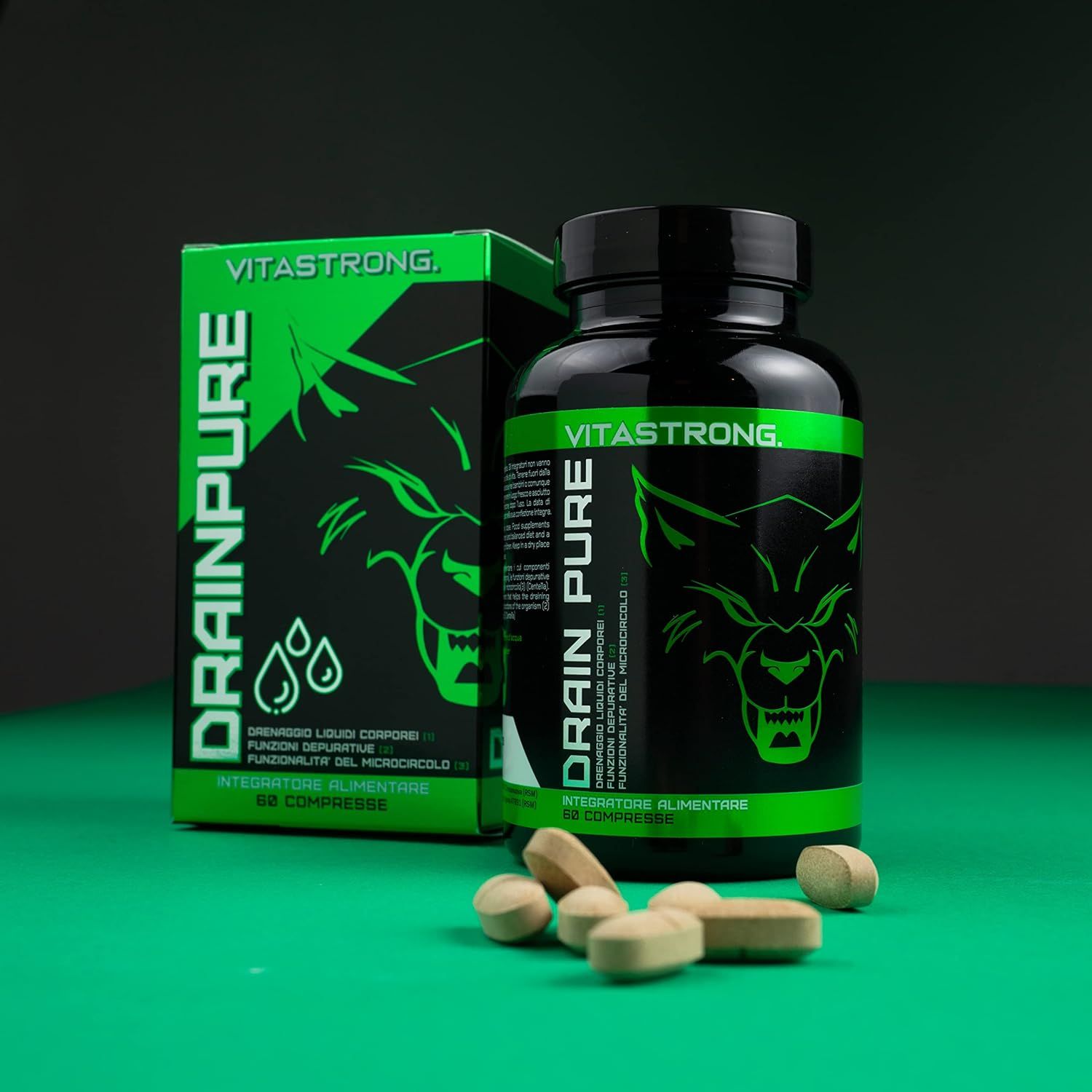 Vitastrong Drainpure, 60 comprimés. Deux bouteilles. Bouteilles noires avec étiquette verte. Logo de loup. Inscription : Drain Pure.