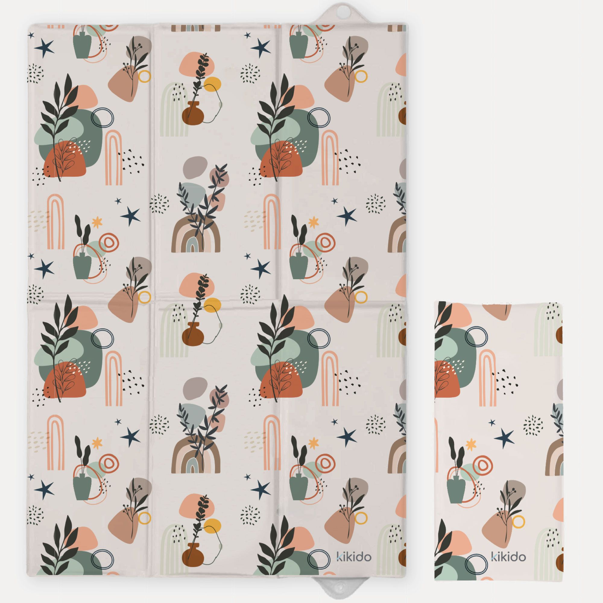 Matelas à langer plié et déplié. Beige avec motif floral. Marque : Kikido. Ouvert : 40x60cm. Plié : 14x28cm.
