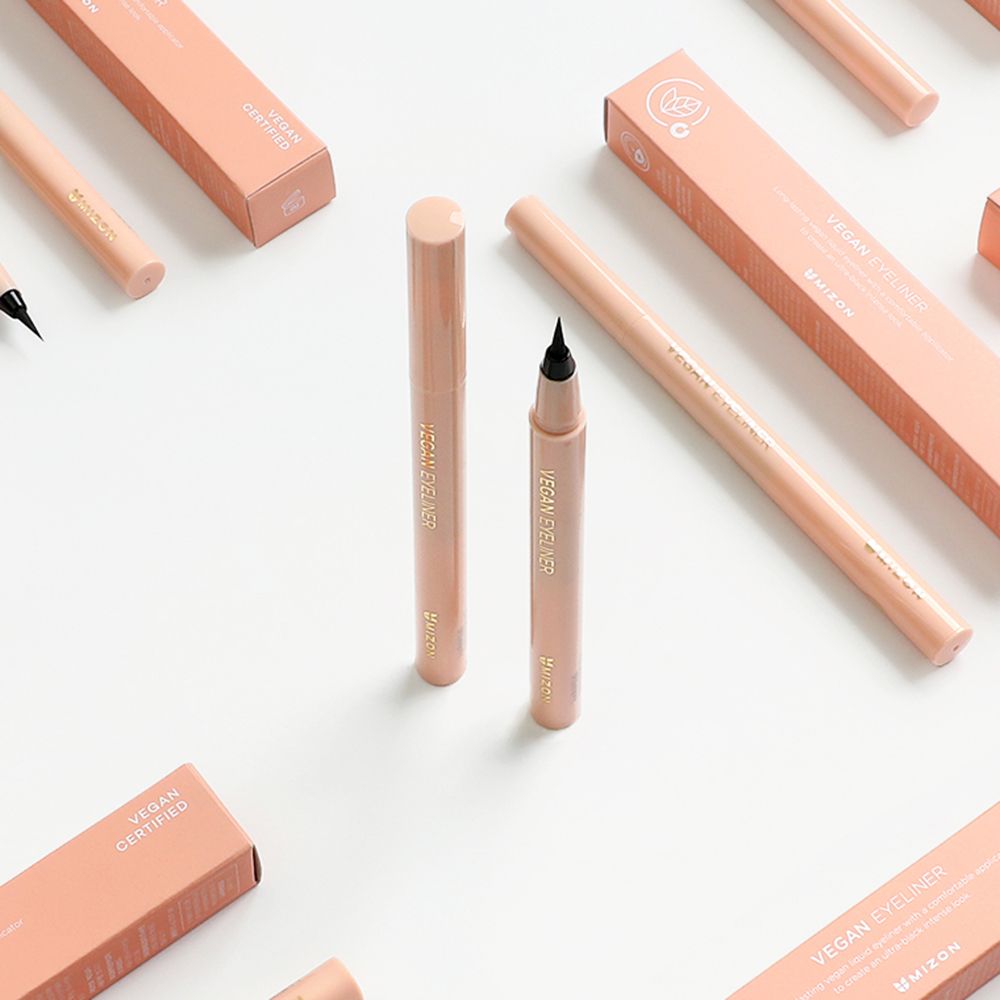 Verschillende eyeliner-pennen en verpakkingen. Opschrift: Vegan Certified, Vegan Eyeliner, Mizon.