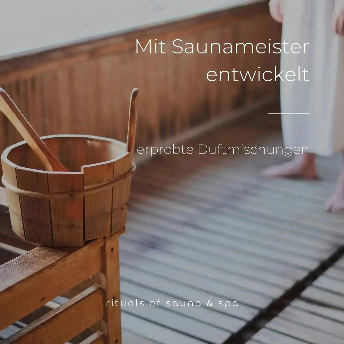 Houten emmer met houten lepels op houten bank. Persoon op de achtergrond. Tekst: Mit Saunameister entwickelt, erprobte Duftmischungen.