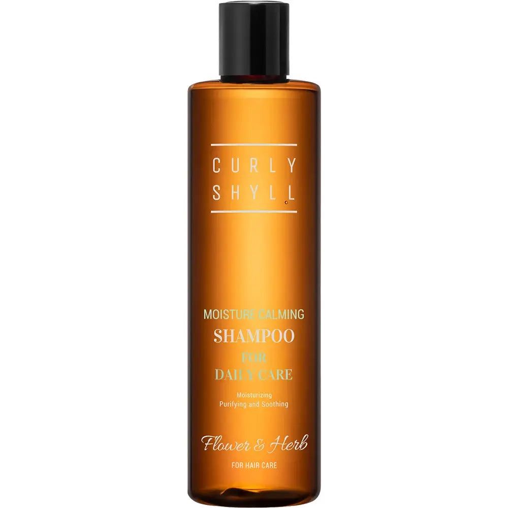 Bouteille marron. Inscription: Curly Shyll, Moisture Calming Shampoo. Marque: Flower & Herb.