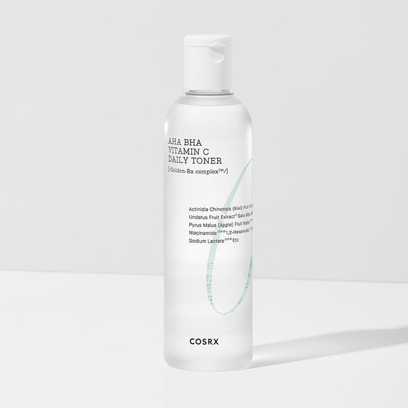 Flacon transparent à bouchon blanc. Inscription : AHA BHA Vitamin C Daily Toner. Marque : COSRX.