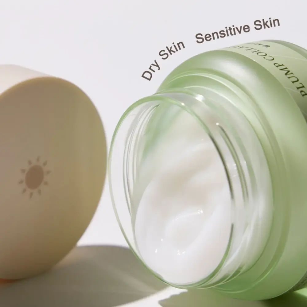 Pot de crème vert ouvert avec crème blanche. Texte : Peau sèche, Peau sensible.