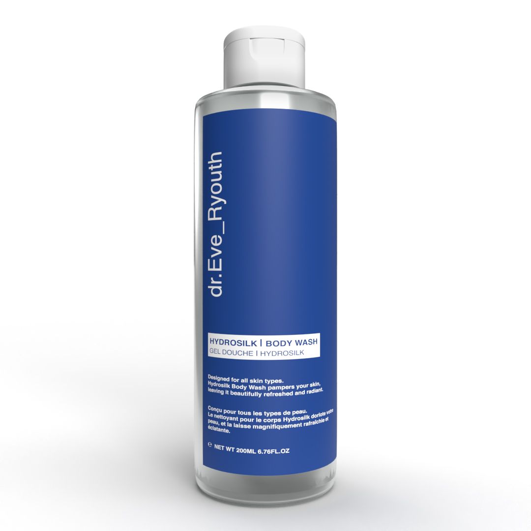Transparante fles met blauw etiket. Opschrift: dr.Eve_Ryouth, Hydrosilk Body Wash. Tekst in het Engels en Frans. Witte dop.