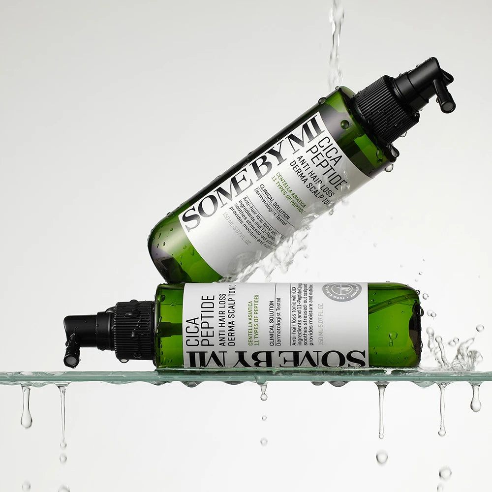 Twee groene flessen met zwarte spraykop. Opschrift: Cica Peptide Anti Hair Loss Derma Scalp Tonic. Merk: SOME BY MI. Water sproeit.