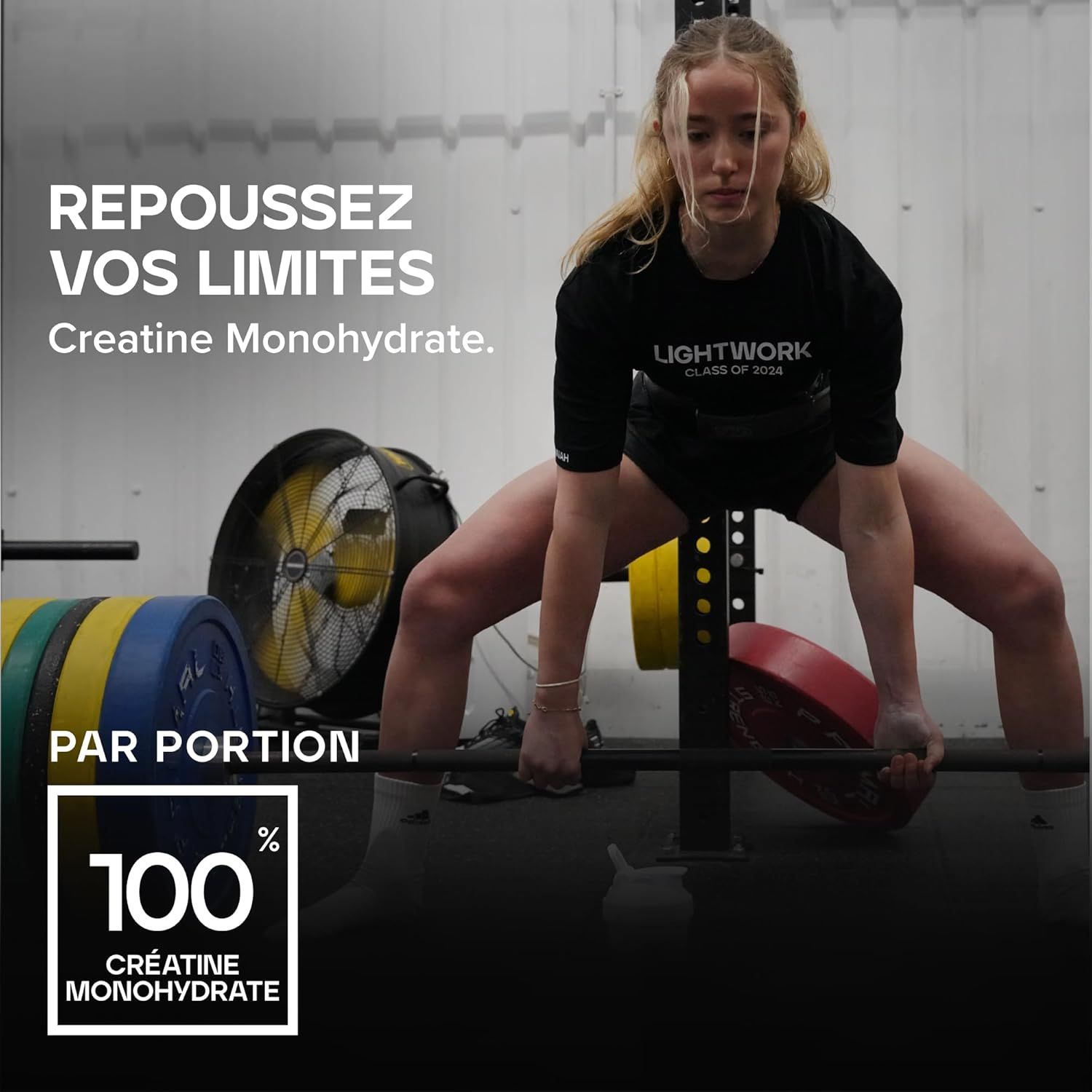 Femme soulevant une barre dans une salle de sport. "100% Créatine Monohydrate" est visible.