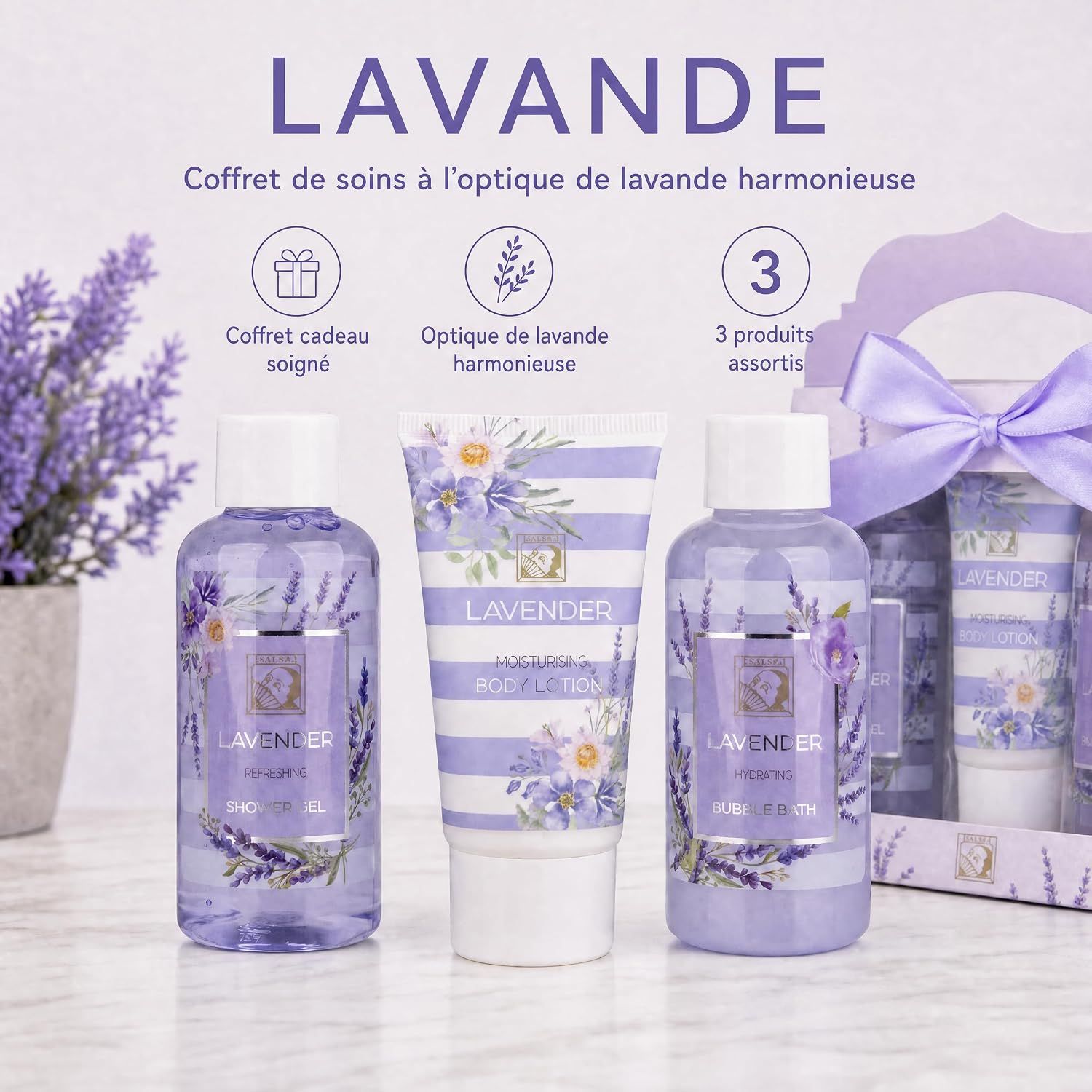 Coffret de soins à la lavande avec gel douche et lotion corporelle dans des flacons et tubes rayés violets.