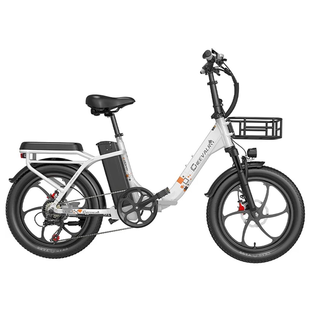 Witte elektrische fiets met zwarte mand, banden en details. Bagagerek, zadel en accu zichtbaar. "Cheevalry" logo.