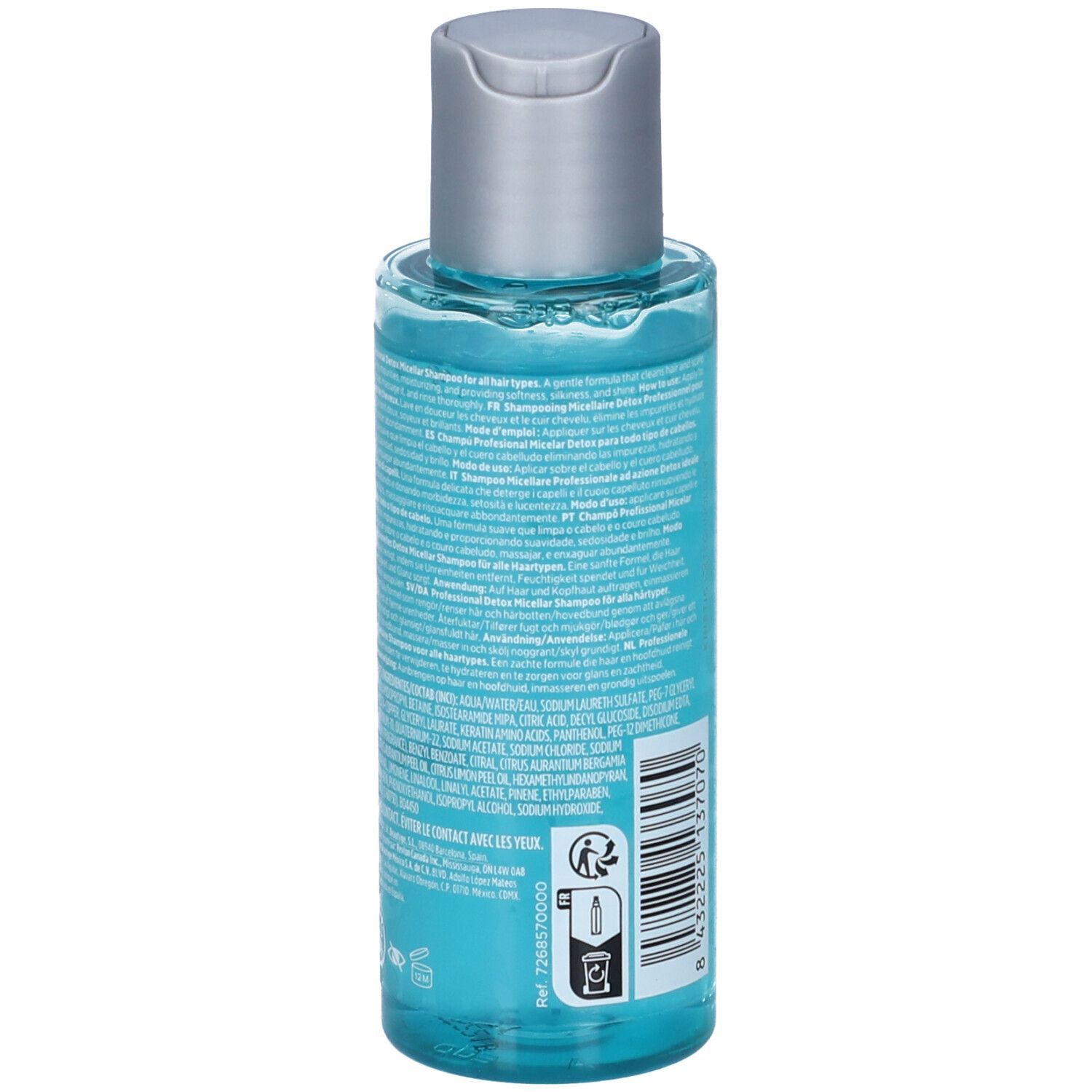 Achterkant van een transparante fles met blauwe shampoo. Zilveren dop. Etiket met tekst.